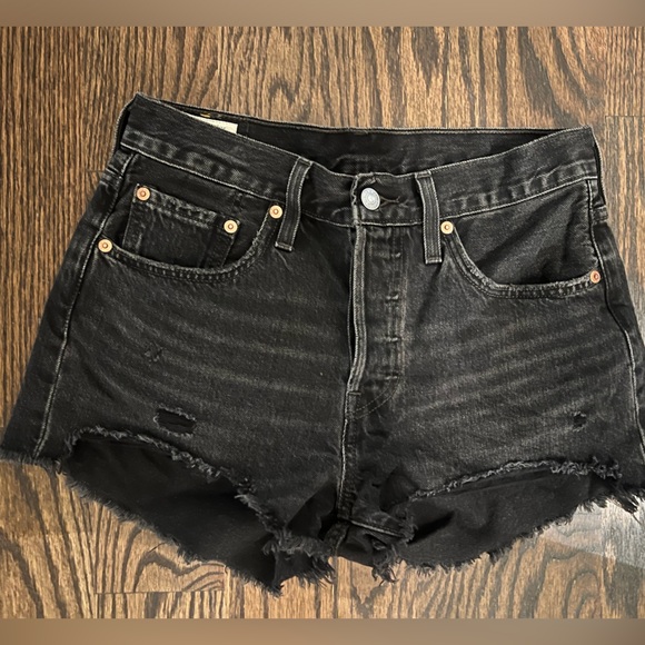 Women's Levi's 501 Black Cut Off Shorts Denim Size 27 - Picture 2 of 7